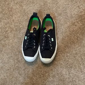Cariuma Black Sneakers